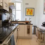 Bright And Luxurious In The Heart Of * باريس